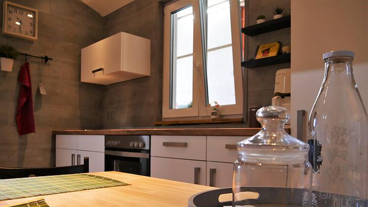 Im Tiny-House gibt es auch eine Einbauküche mit großem Kühlschrank. Foto: Sandra Hackenberg