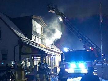 Auch die Drehleiter kam bei der Brandbekämpfung in Höfles zum Einsatz. Foto: Feuerwehr Kronach