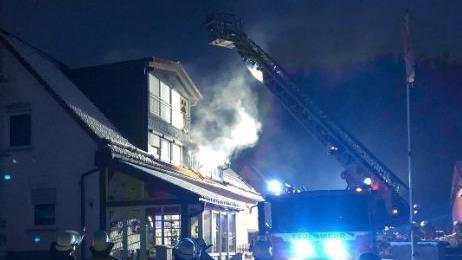 Auch die Drehleiter kam bei der Brandbekämpfung in Höfles zum Einsatz. Foto: Feuerwehr Kronach