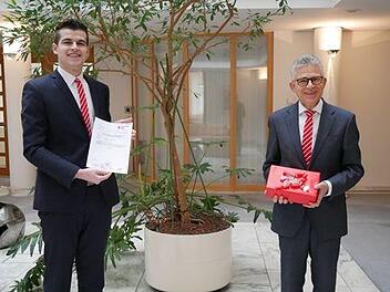 Vorstandsvorsitzender Roland Friedrich und BauFi-Trainee Kevin Radler