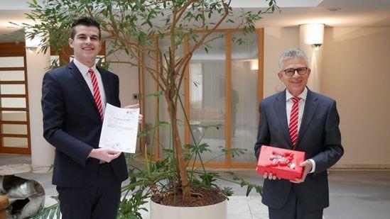 Vorstandsvorsitzender Roland Friedrich und BauFi-Trainee Kevin Radler