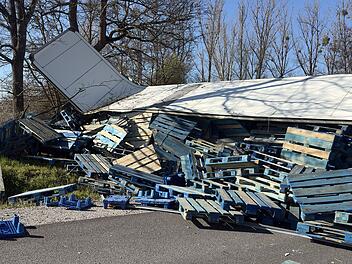 T&ouml;dlicher Unfall auf der A3: Sattelzug kommt von Fahrbahn ab und prallt gegen Baum