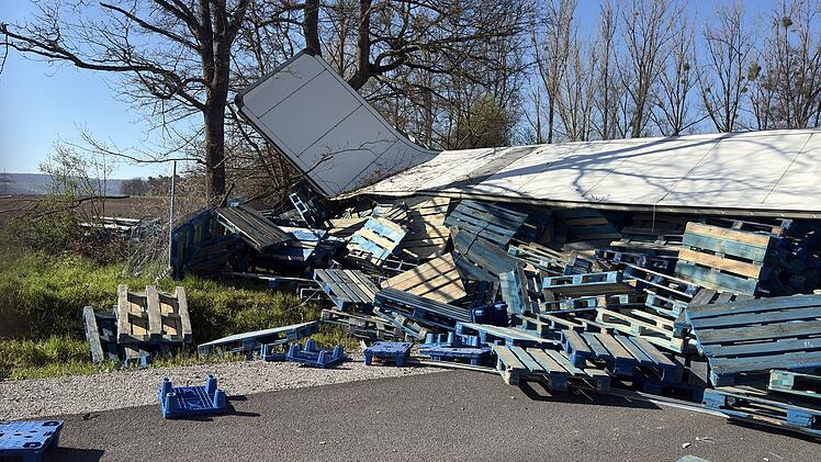 T&ouml;dlicher Unfall auf der A3: Sattelzug kommt von Fahrbahn ab und prallt gegen Baum