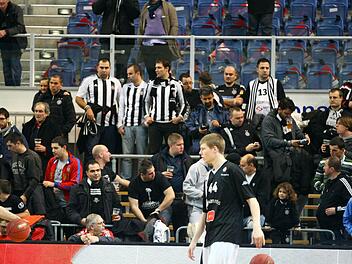 Die meisten Beldgrad-Fans, wie hier im Bild zu sehen, verfolgten friedlich das Spiel. Doch einige der angereisten G&auml;ste hatten sich nicht unter Kontrolle. Foto: sportpress