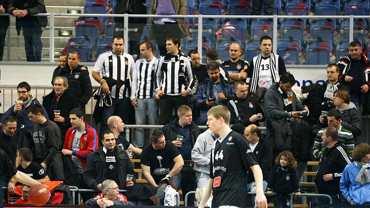 Die meisten Beldgrad-Fans, wie hier im Bild zu sehen, verfolgten friedlich das Spiel. Doch einige der angereisten G&auml;ste hatten sich nicht unter Kontrolle. Foto: sportpress