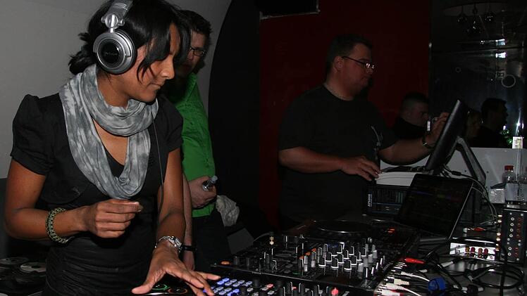 DJane Melanie Morena sprang für die angekündigte Karla Kenya ein und legte im Effect Club auf. Foto: Sonja Adam