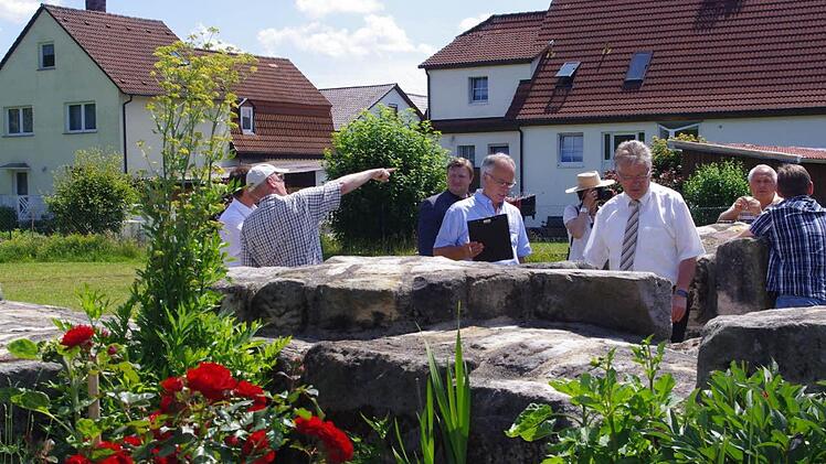 Die Jury vor der ruinenhaften Darstellung der Grundmauern der ehemaligen Niederungsburg Foto: Heike Schülein