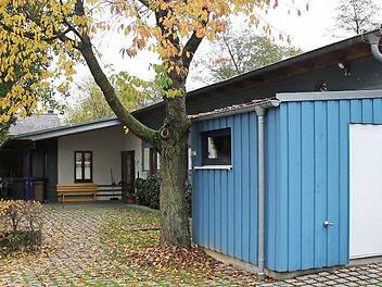 Der Container vor dem Kasendorfer Kindergarten wird bald Geschichte sein: Die "Arche Noah" wird saniert und erweitert. Der Marktgemeinderat hat dafür am Mittwochabend grünes Licht gegeben. Foto: Katharina Müller-Sanke