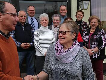 Die bisherige Schriftführerin Elisabeth Reuter wurde durch Erich Ammon abgelöst. Im Hintergrund Vorstand und Altenpfleger.  Foto: Schaar