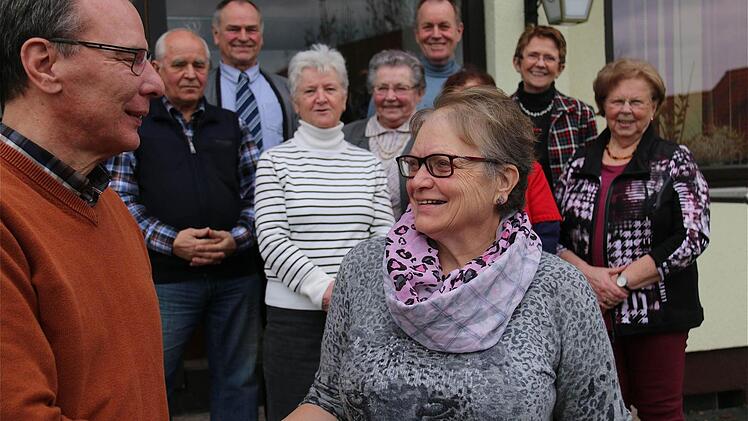 Die bisherige Schriftführerin Elisabeth Reuter wurde durch Erich Ammon abgelöst. Im Hintergrund Vorstand und Altenpfleger.  Foto: Schaar