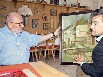 Michael Glombig (links) und Bürgermeister Jens Korn überlegen, wo diese Häuser gestanden haben.  Foto: Susanne Deuerling