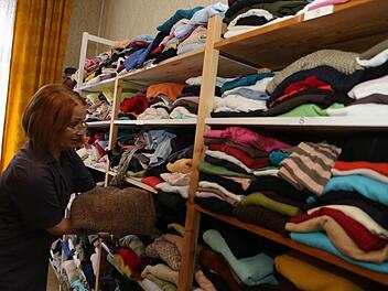 Die ehrenamtliche Helferin Inge Scheffler räumt die Regale - noch in der Wunderburg 4 - mit Kleiderspenden ein. Schon Ende des Monats steht der Umzug in die Hartmannstraße an. Foto: Barbara Herbst