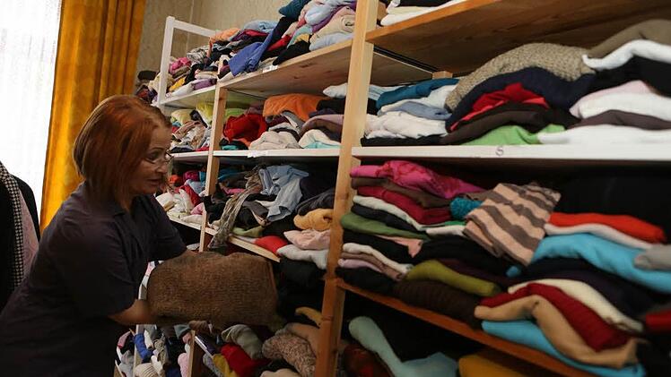 Die ehrenamtliche Helferin Inge Scheffler räumt die Regale - noch in der Wunderburg 4 - mit Kleiderspenden ein. Schon Ende des Monats steht der Umzug in die Hartmannstraße an. Foto: Barbara Herbst