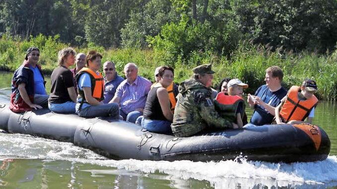 Eine Schlauchbootfahrt auf dem Altmühlkanal fand im Anschluss zur Ausbildungsveranstaltung der SRK Nordhalben in Nittendorf an.  Foto: Michael Wunder