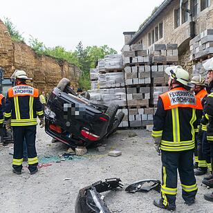 Tödlicher Unfall bei Geroldshausen: Pkw stürzt in Steinbruch