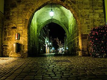 Blick durch das Coburger Spitaltor Richtung Spitalgasse um MitternachtFoto: Jochen Berger