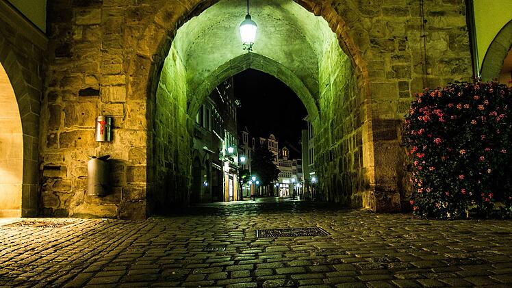 Blick durch das Coburger Spitaltor Richtung Spitalgasse um MitternachtFoto: Jochen Berger