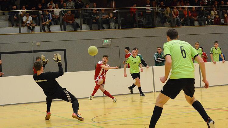 Unser Bild stammt aus der Begegnung des FC Fuchsstadt (in rot-weiß) gegen den SV Machtilshausen. Foto: ssp