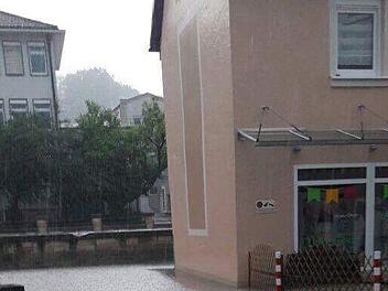 Der Starkregen hat nicht aufgehört. Die Rosenau in Kronach stand komplett unter Wasser.  Foto: Feuerwehr Kronach