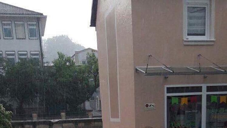 Der Starkregen hat nicht aufgehört. Die Rosenau in Kronach stand komplett unter Wasser.  Foto: Feuerwehr Kronach