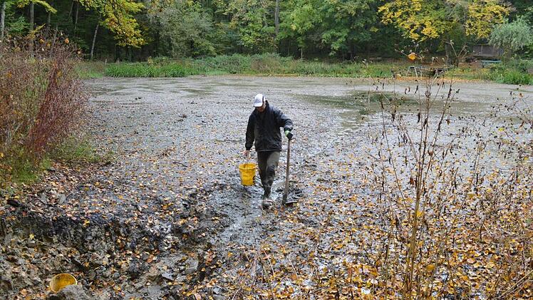 Nicht ganz ungef&auml;hrlich: Im tiefen Schlick des Rannunger Sees waten und nach &uuml;berlebenden Fischen und Teichmuscheln Ausschau halten. Eine Firma wird den Schlamm-Aushub auf den Feldern verteilen. Bis Februar 2018 soll alles fertig sein. Foto: Isolde Krapf