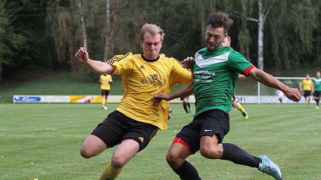 Ermreuths Verteidiger Andreas Friedrich (li.) bewachte Manuel Menges im jüngsten Duell gut, dennoch gelangen dem Neunkirchener beim 3:2 im April zwei Tore.  Foto: Uwe Kellner