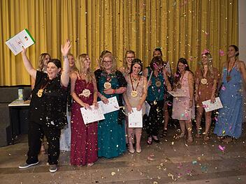 Mit Konfettiregen feierte die Fachschule für Heilerziehungspflege (HEP) ihre Absolventen und die offizielle Anerkennung der Schule ab August 2018. Alexandra Krug-Schneider