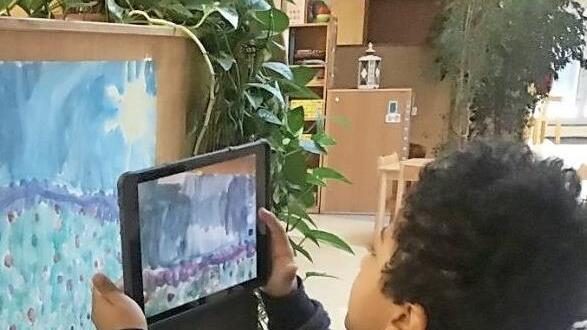 Maxi kennt sich mit den Funktionen eines Tablets schon erstaunlich gut aus. Foto: privat