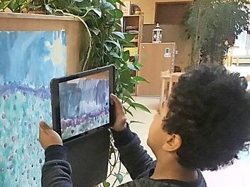 Maxi kennt sich mit den Funktionen eines Tablets schon erstaunlich gut aus. Foto: privat