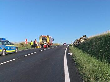 Im Landkreis W&uuml;rzburg hat sich am Abend ein folgenschwerer Unfall ereignet. Zwei Menschen starben, drei weitere Menschen wurden teils schwer verletzt. Foto: NEWS5 / Paso
