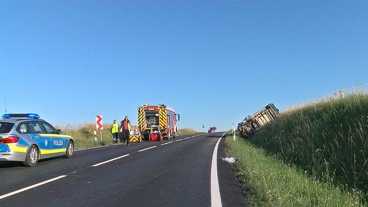 Im Landkreis W&uuml;rzburg hat sich am Abend ein folgenschwerer Unfall ereignet. Zwei Menschen starben, drei weitere Menschen wurden teils schwer verletzt. Foto: NEWS5 / Paso