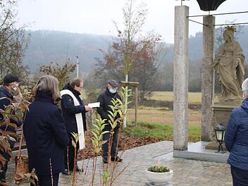 Die Corona-Gedenkschale wurde von Pfarrer Thomas Eschenbacher in kleiner Runde übergeben.  Fotos: Hilmar Ruppert