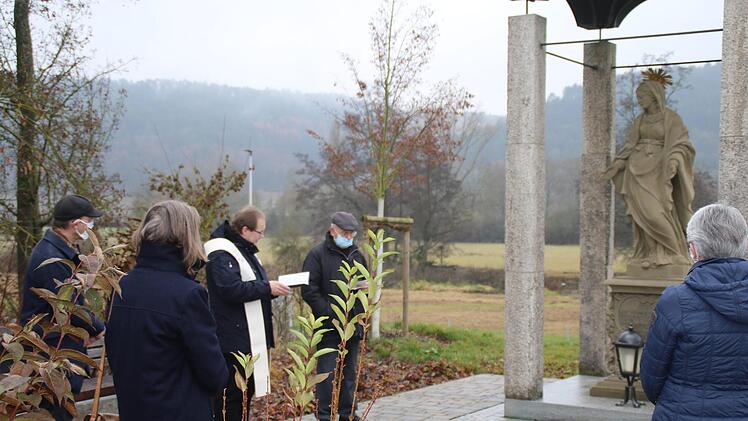 Die Corona-Gedenkschale wurde von Pfarrer Thomas Eschenbacher in kleiner Runde übergeben.  Fotos: Hilmar Ruppert