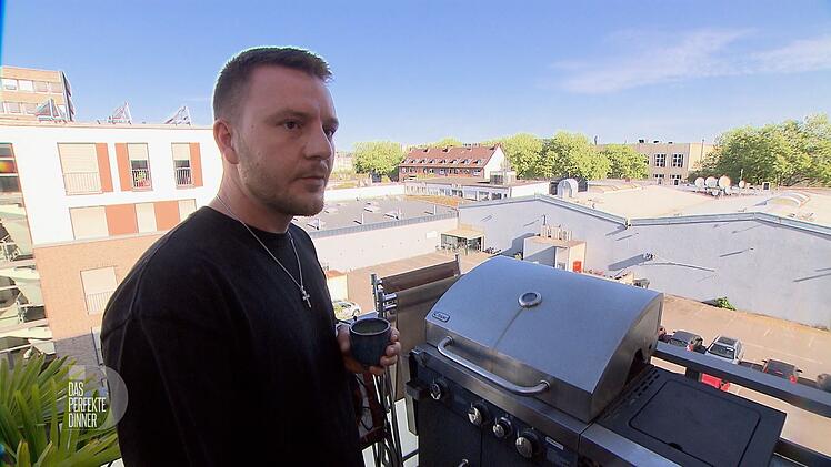 Am Grill will Yannik heute das Fleisch für den Hauptgang zubereiten.