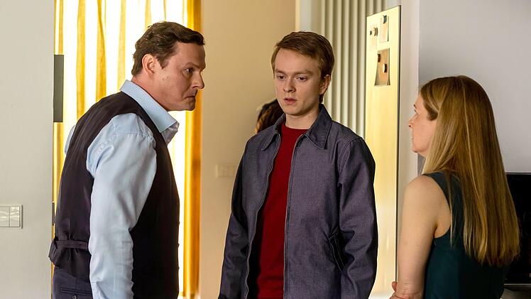 Florian (Laurids Sch&uuml;rmann, Mitte) und seine Mutter (Birte Hanusrichter) leiden sehr unter dem aggresiven Auftreten von Vater und Ehemann (Shenja Lacher).