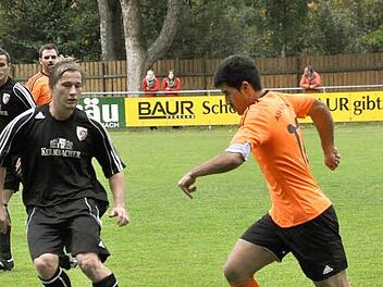 Alper Yürük (rechts) wird beim ASV Kleintettau schmerzlich vermisst. Nach seiner Verletzung plant der Verein zweigleisig. Dem Trainer des FC Kronach, Christian Karl (hinten links), bereitet wiederum die Offensivschwäche seiner Mannschaft Probleme - zu viele gute Chancen werden ausgelassen. Foto: Archiv/Kalb