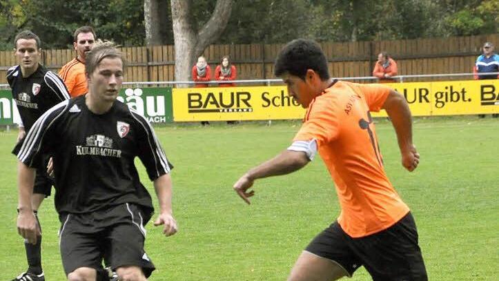 Alper Yürük (rechts) wird beim ASV Kleintettau schmerzlich vermisst. Nach seiner Verletzung plant der Verein zweigleisig. Dem Trainer des FC Kronach, Christian Karl (hinten links), bereitet wiederum die Offensivschwäche seiner Mannschaft Probleme - zu viele gute Chancen werden ausgelassen. Foto: Archiv/Kalb