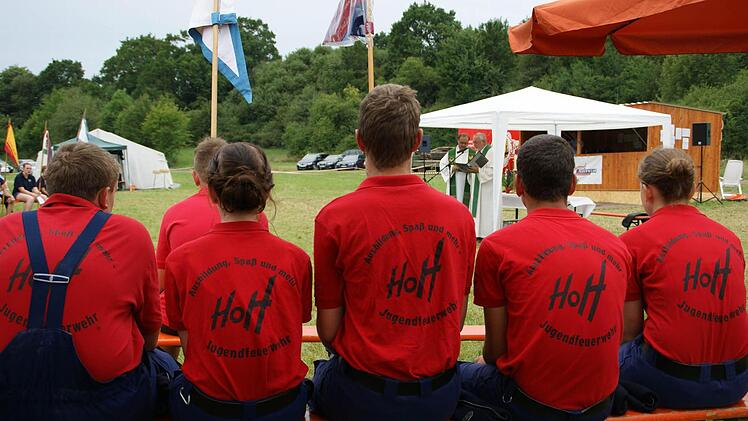 Der Lagergottesdienst gehört fest zum Zeltlager der Kreis-Jugendfeuerwehr.