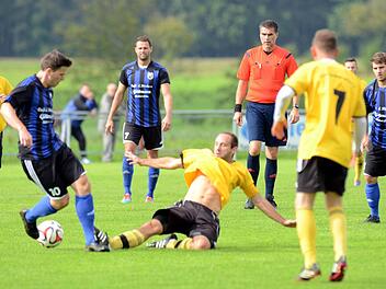 Die Großenseebacher (gelbe Trikots) waren den Gästen aus Niederndorf nicht nur in Sachen Einsatzfreude überlegen. Fotos: herzopress