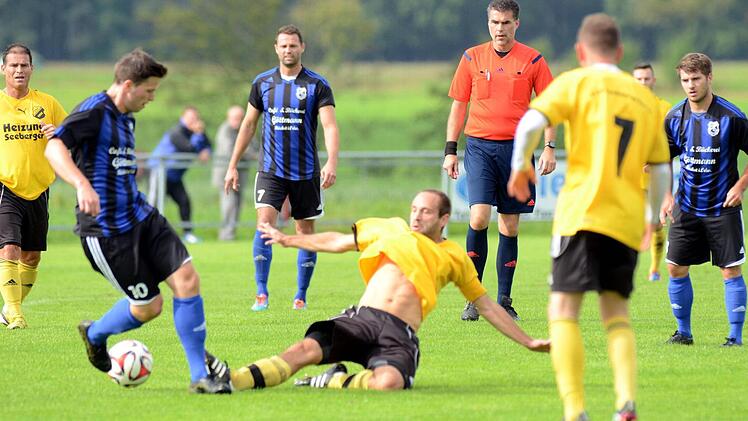 Die Großenseebacher (gelbe Trikots) waren den Gästen aus Niederndorf nicht nur in Sachen Einsatzfreude überlegen. Fotos: herzopress