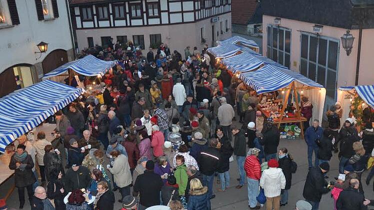 Dicht gedrängt schlängelten sich Besucher durch den Weihnachtsmarkt der Unterrodacher Interessengemeinschaft.