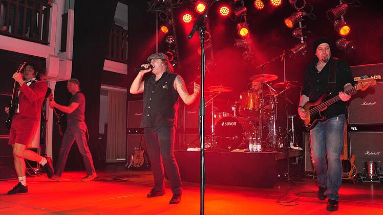 Auf ihrer "We salute you"-Tour gab die AC/DC-Tribute-Band "Barock" ein begeisterndes Konzert beim Kulturamt Haßfurt. Foto: Langer