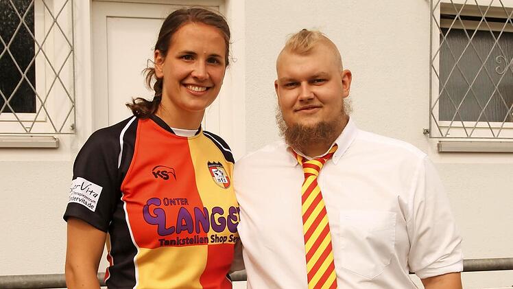 Nationalspielerin Ulrike Borchert mit Felix Sasse, der Fußball in Rentweinsdorf und Rugby in Würzburg spielt.