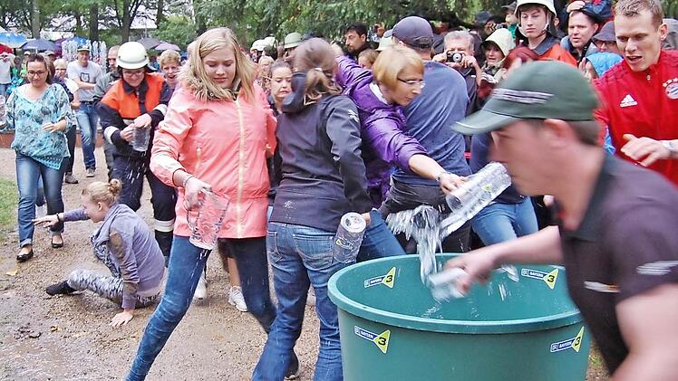 Zu Beginn des Wasserlaufs gab es ein heilloses Durcheinander, bis man schließlich etwas System in den Ablauf brachte. Dann hat's geklappt. Foto: Sigismund von Dobschütz