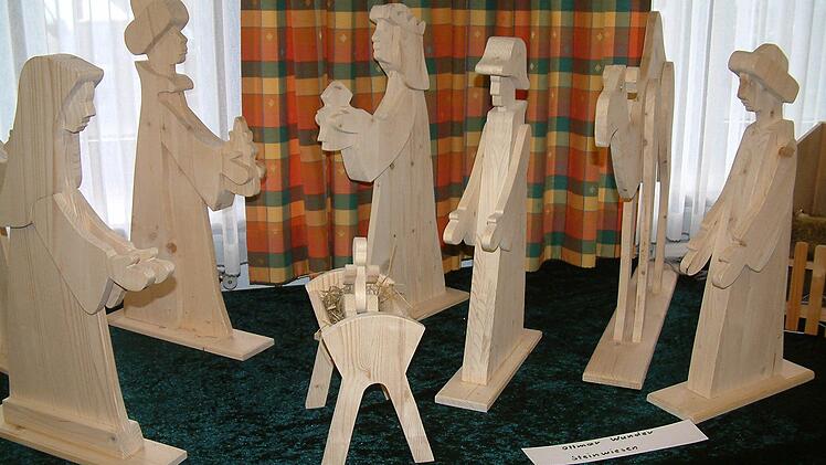 Mit Holzfiguren stellt Ottmar Wunder die Geburt Christi dar. Foto: Hans Franz
