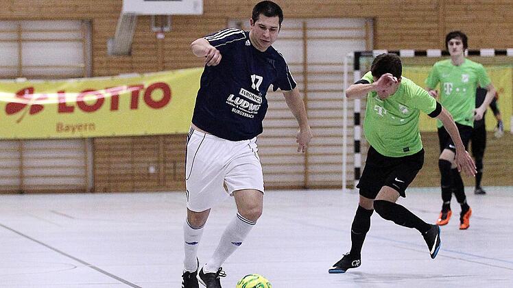 Der Burgebracher Spielertrainer Thomas Schmidt am Ball; rechts Andreas Koch (FC Creußen)