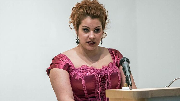 Stefanie Zillig begeisterte das Publikum im Coburger Kunstverein mit einem Operettenprogramm unter dem Motto "Es gibt ja keine Männer mehr". Foto: Jochen Berger