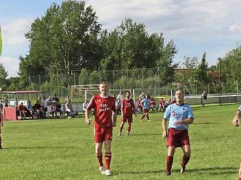 Richtig gekämpft wurde beim Benefizspiel anlässlich des 25. Jubiläums des FC-Bayern-Fan-Clubs Seßlach 91.  Foto: Michael Stelzner