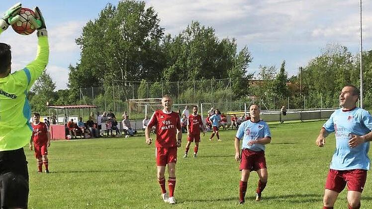 Richtig gekämpft wurde beim Benefizspiel anlässlich des 25. Jubiläums des FC-Bayern-Fan-Clubs Seßlach 91.  Foto: Michael Stelzner