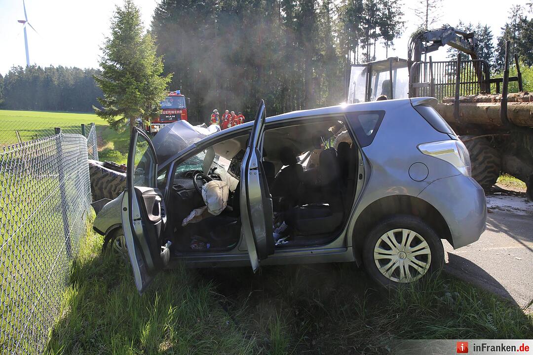 Kreis Hof: Auto kracht auf Holztransporter – Mutter und ihre zwei Kinder schwer verletzt